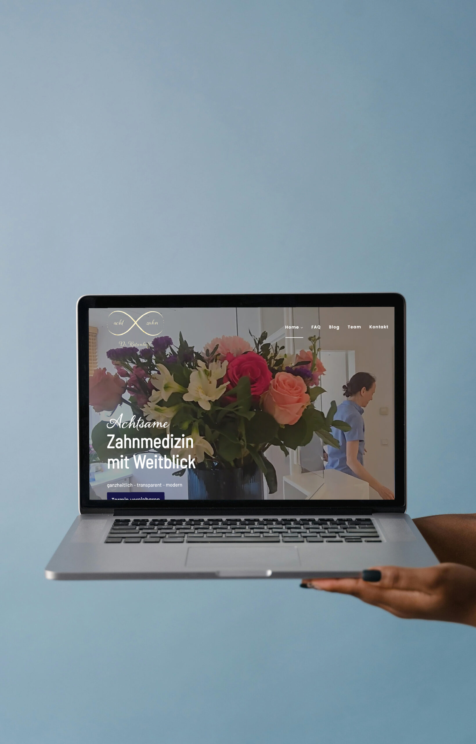 Achtzahn Website auf blauem mockup